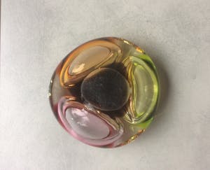 Niet of onleesbaar gesigneerd - ZELDZAAM MASSIEF MEERKLEURIG GLAZEN OBJECT kopen? Bied vanaf 1!
