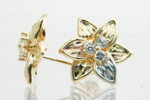 100 - Een paar mooi gedetailleerde 18Kt tricolor gouden oorstekers - bloemmotief kopen? Bied vanaf 240!