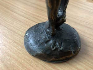 Astrid Veldhuyzen-Koppen - Prachtig beeld vrouw met dienblad. kopen? Bied vanaf 35!