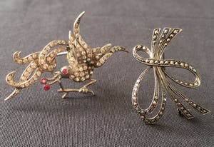 1e gehalte Zilver - twee zilveren vintage broches: een vogel- en een fantasiebroche kopen? Bied vanaf 10!