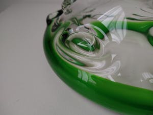 Josef Hospodka - zware glazen kom met groene rand kopen? Bied vanaf 50!