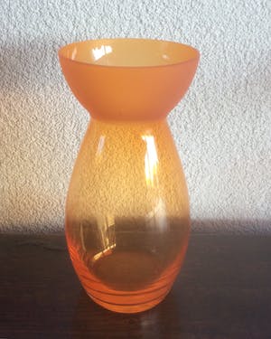 Niet of onleesbaar gesigneerd - DRIE APARTE ORANJE GLAZEN VAZEN kopen? Bied vanaf 1!