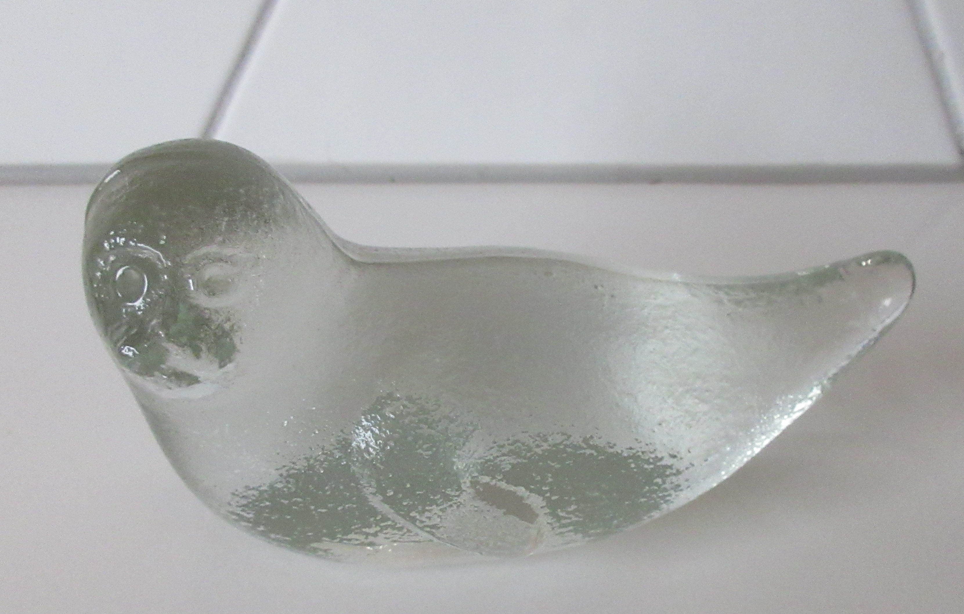 Niet of onleesbaar gesigneerd - Blanke blokglazen presse papier van een zeehond kopen? Bied vanaf 1!