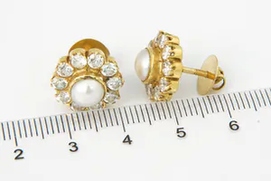 Elegante set 20Krt geel-gouden rozet dames-oorschroeven met parel en zirkonen kopen? Bied vanaf 90!