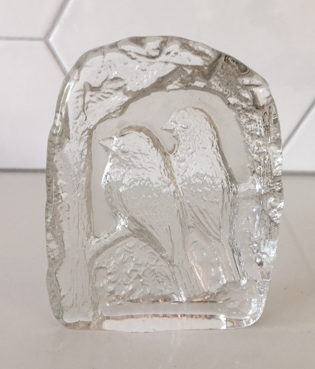 Niet of onleesbaar gesigneerd - Blok glazen presse papier "twee vogels op een tak" kopen? Bied vanaf 1!