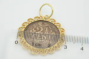 67 - Gedeeltelijk 18 karaat geel gouden munt hanger (met koperen 2.5 cent munt) kopen? Bied vanaf 125!