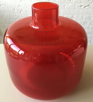 Willem Rozendaal - Helderrode vaas van groot volume kopen? Bied vanaf 75!