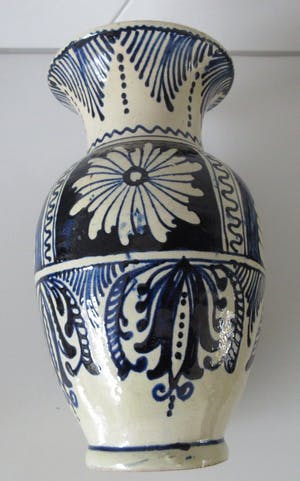 Niet of onleesbaar gesigneerd - Blauwe witte Volksaardewerken vaas voorzien van slibglazuur kopen? Bied vanaf 1!