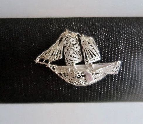 Niet of onleesbaar gesigneerd - Zilversmid Melis en ter Weijden - Filigrain broche: Schip - Zilver 835 kopen? Bied vanaf 1!