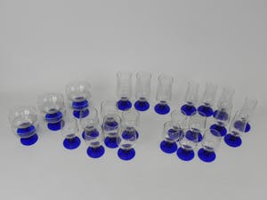 Niet of onleesbaar gesigneerd - 27 Art Deco achtige glazen met blauwe voet kopen? Bied vanaf 1!