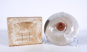 Dirk Hubers - Aardewerk, Schotel op voet en hangtegel kopen? Bied vanaf 80!