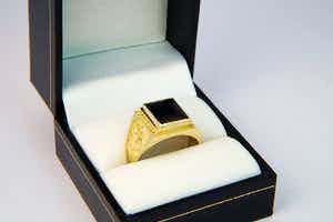 2548 -  18 krt gouden Zegelring met cabochon geslepen zwarte steen - gekeurd verkocht voor € 280!