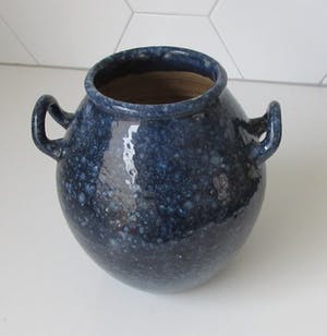Niet of onleesbaar gesigneerd - Blauwe studio keramische oorvaas kopen? Bied vanaf 1!