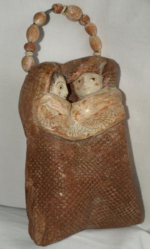 Heidi Daamen - Beeldje van keramiek , “2 Mensjes in een draagzak“ - gesigneerd - 1970 kopen? Bied vanaf 1!