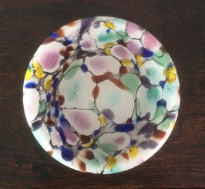 H.J. Richartz - TWEE KLEURRIJKE GLAZEN SCHALEN kopen? Bied vanaf 32!