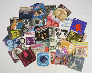 The Three Degrees - Santana, Julien Clerc, Nancy Sinatra, Wim Sonneveld e.a. - Lot van 34 singles kopen? Bied vanaf 1!