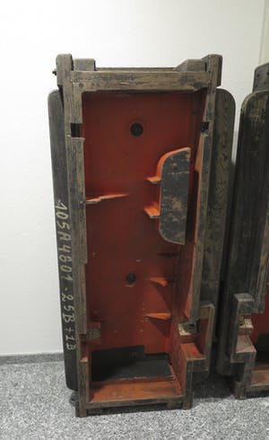 Niet of onleesbaar gesigneerd - Hout, Industriële mal bestaande uit twee delen (Zeer groot en zwaar!) kopen? Bied vanaf 1!