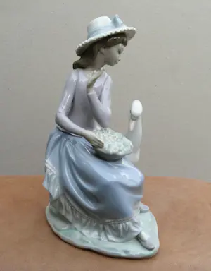 Lladro - Junges Mädchen mit Früchtekorb und einer neugierigen Ente kopen? Bied vanaf 109!