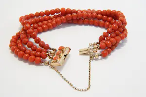 80 - Gedeeltelijk 14 karaats roségouden met 4 rijen bloedkoralen armband kopen? Bied vanaf 240!