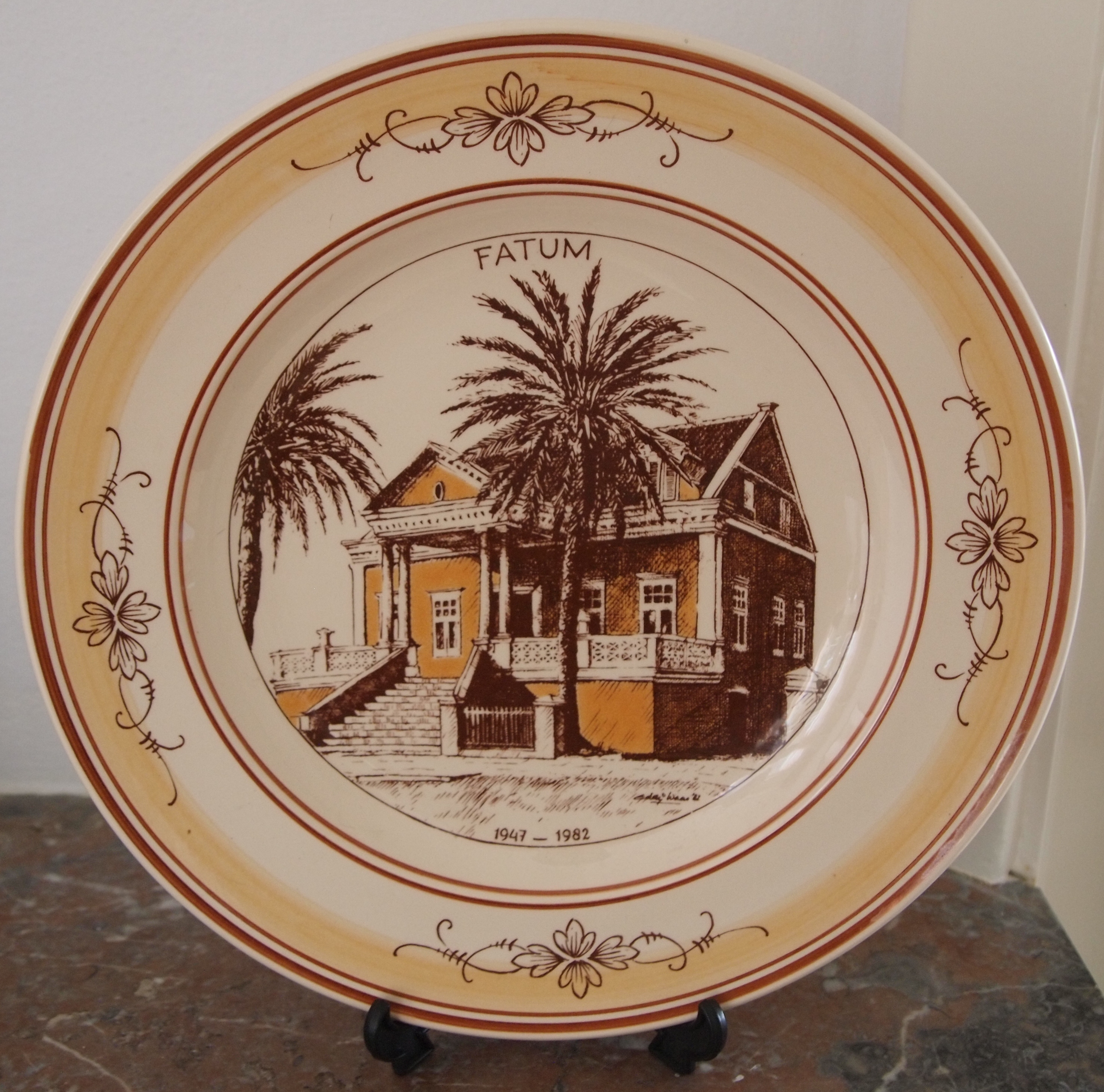Plateelbakkerij Zenith - Wandbord villa Fatum Paramaribo 1947-1982 gesigneerd Eddy Waas verkocht voor € 1!