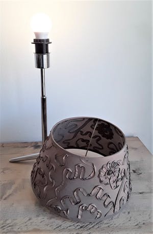 Curiosa - Stijlvolle strak vormgegeven verchroomd metalen tafellamp met artistieke kap. kopen? Bied vanaf 1!