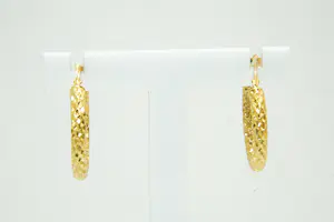 31 - Elegant paar (zo goed als nieuwe) geel-gouden & geruwde 18 Krt oorclips kopen? Bied vanaf 80!