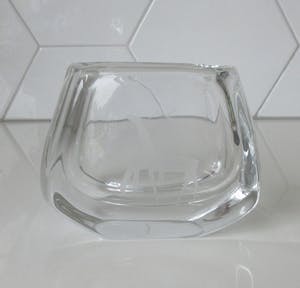 Niet of onleesbaar gesigneerd - Zweedse dikwandige glazen vaas met etsdecor van gestileerde herten kopen? Bied vanaf 10!