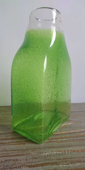 Niet of onleesbaar gesigneerd - Glazen gifgroene blokvaas met ingesloten luchtbellen kopen? Bied vanaf 1!