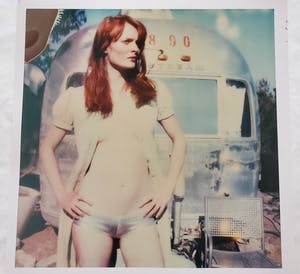 Stefanie Schneider - Daisy in front of Trailer, signiert und nummeriert kopen? Bied vanaf 300!