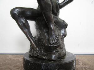 Niet of onleesbaar gesigneerd - Bronzen figuur...... vertwijfeling kopen? Bied vanaf 1!