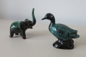 Niet of onleesbaar gesigneerd - Blue Mountain Pottery - Beeldje van een eend en een olifant kopen? Bied vanaf 1!