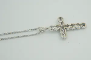 87 - Fijn 14 krt. witgouden collier en een 18 krt. diamanten kruis hanger kopen? Bied vanaf 800!