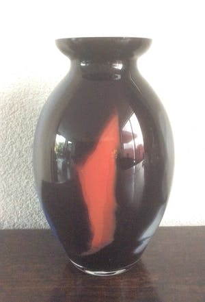 Niet of onleesbaar gesigneerd - UNIEKE ZWARTGLAZEN VAAS kopen? Bied vanaf 1!