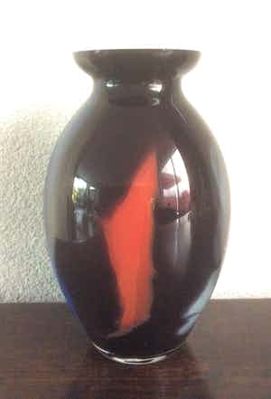 Niet of onleesbaar gesigneerd - UNIEKE ZWARTGLAZEN VAAS verkocht voor € 1!