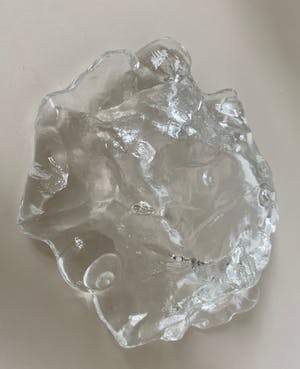 Jolanda Prinsen - Zware glazen schaal met een decor van schelpen en kokkels kopen? Bied vanaf 50!