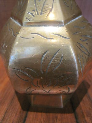 Brons (Onbekend) - Twee zeshoekige bronzen vaasjes. kopen? Bied vanaf 30!