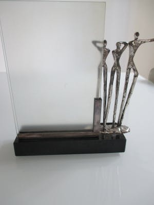Corry Ammerlaan - Fotolijst met de sculptuur 'Visie' van een verzilverde legering kopen? Bied vanaf 20!