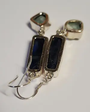 Nieuwe zilveren oorbellen met ruwe saffieren en ruwe Aquamarijn kopen? Bied vanaf 60!