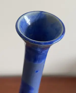 Willy van Bussel - Twee porseleinen flesvazen uitgevoerd in blauw kristallijn glazuur kopen? Bied vanaf 375!