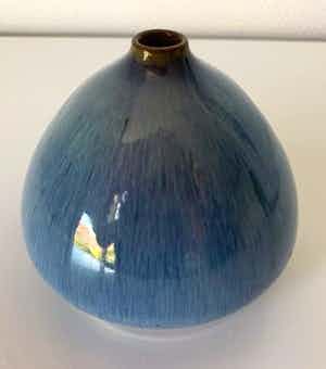 Niet of onleesbaar gesigneerd - Bolvormig vaasje verkocht voor € 10!