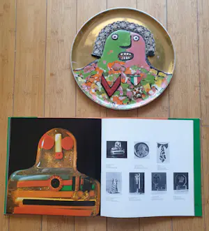 Enrico Baj - Porselein (Franco Pozzi) bord - " L'Ultimo dei Generali"- Diameter 31 cm kopen? Bied vanaf 495!