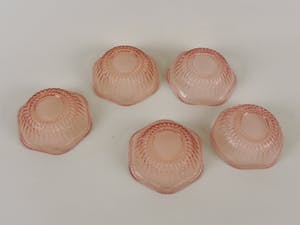Niet of onleesbaar gesigneerd - 5 Art Deco rode glazen dessertschaaltjes kopen? Bied vanaf 1!