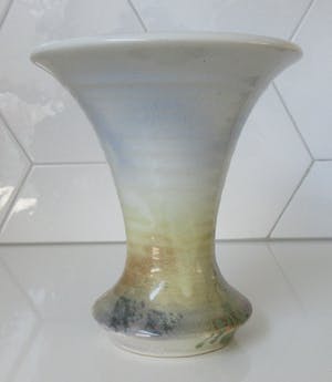 Niet of onleesbaar gesigneerd - Schots UIG Pottery vaasje kopen? Bied vanaf 1!