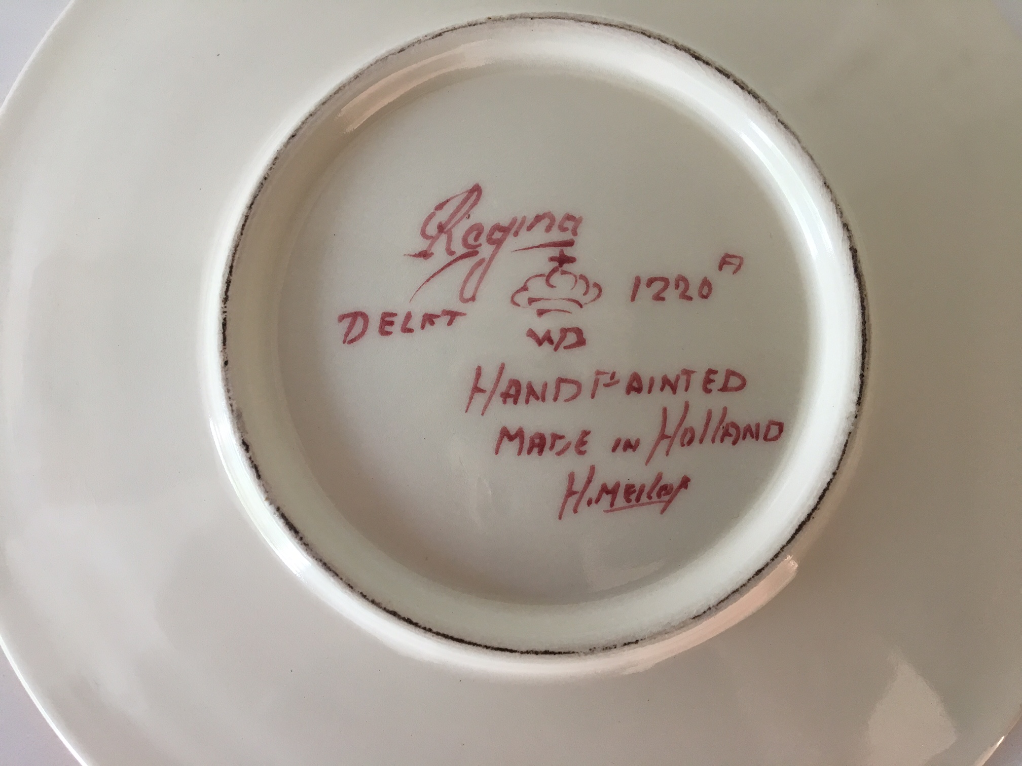 Kunstaardewerkfabriek Regina - vier platelen gebaksbordjes en twee pindaschaaltjes Delfts Rood kopen? Bied vanaf 1!