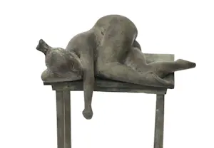 Evert den Hartog - Tweedelig gepatineerd bronzen sculptuur: vrouwelijk liggend naakt op hoge tafel kopen? Bied vanaf 599!