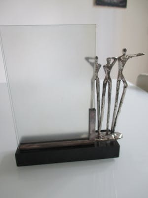 Corry Ammerlaan - Fotolijst met de sculptuur 'Visie' van een verzilverde legering kopen? Bied vanaf 20!