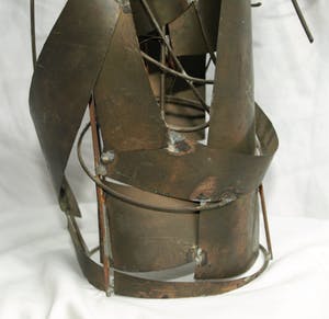 Niet of onleesbaar gesigneerd - Beeld van blik en ijzerdraad, “Koningin” – 34 cm hoog kopen? Bied vanaf 10!