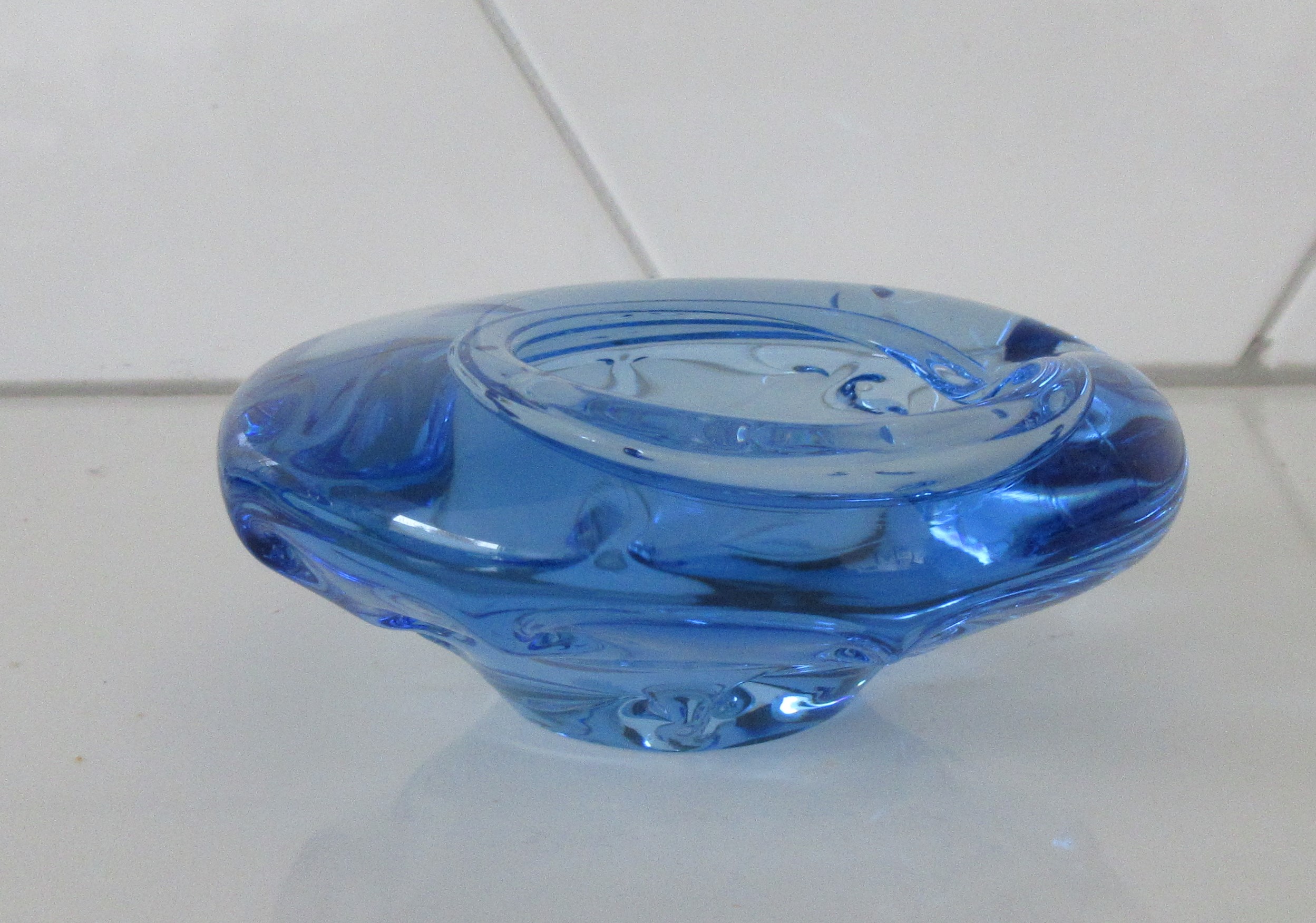 Zelezny Brod Sklo - Alexandrite blauw vrij gevormd asbakje ontwerp Miloslav Klinger verkocht voor € 20!