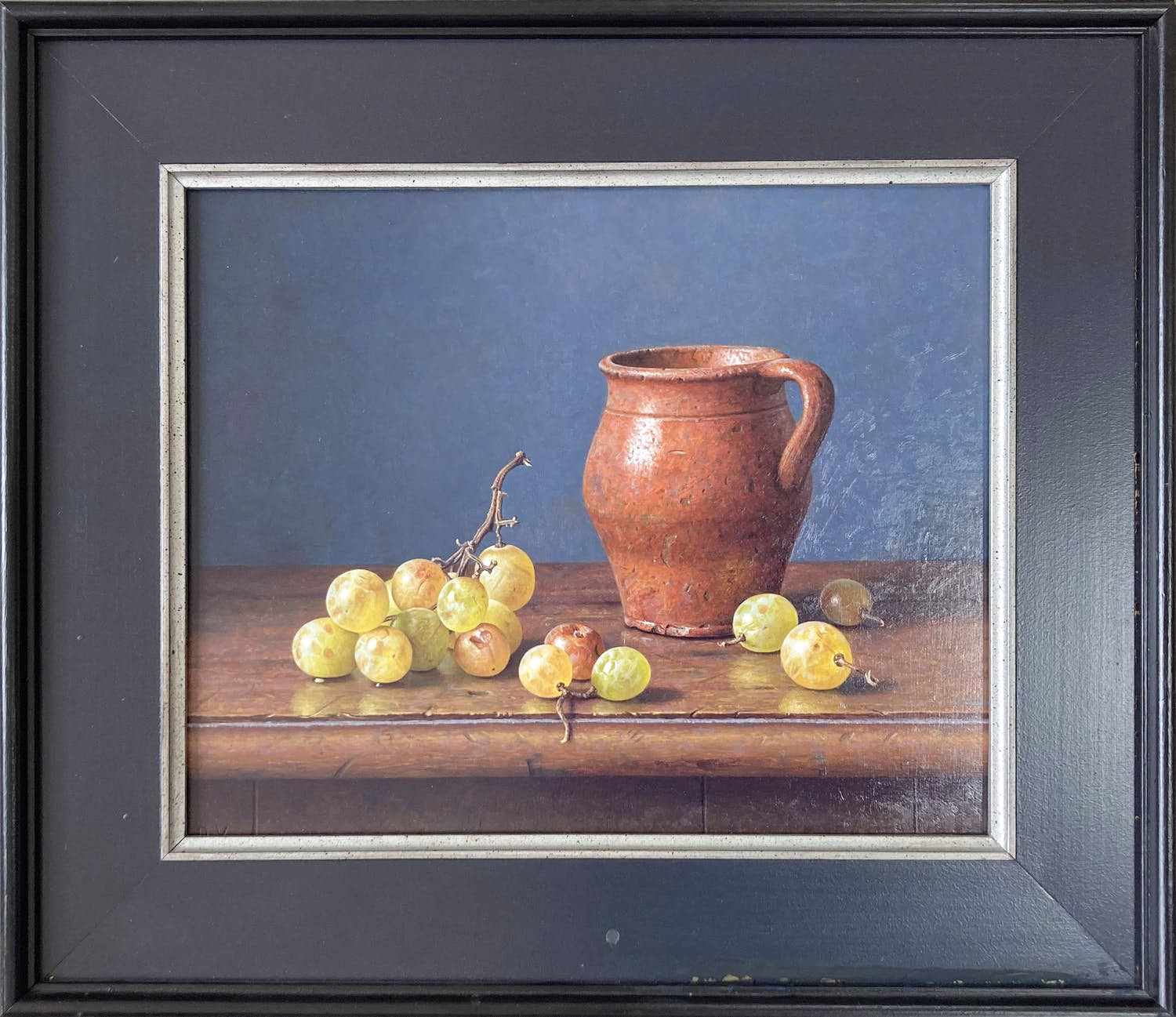 Eric De Vree - Olieverf op paneel, Stilleven met kan en druiven - Ingelijst verkocht voor € 450!