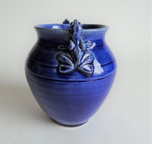 Marijke de Kler-Vermeulen - Kobalt blauwe kikker vaas kopen? Bied vanaf 20!